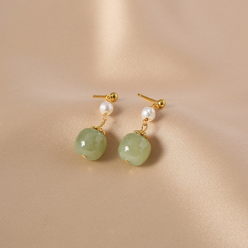 Retro-style freshwater pearl earrings for women, Hetian jade ear studs and earrings for women, unique design sense, natural pearl earrings for women