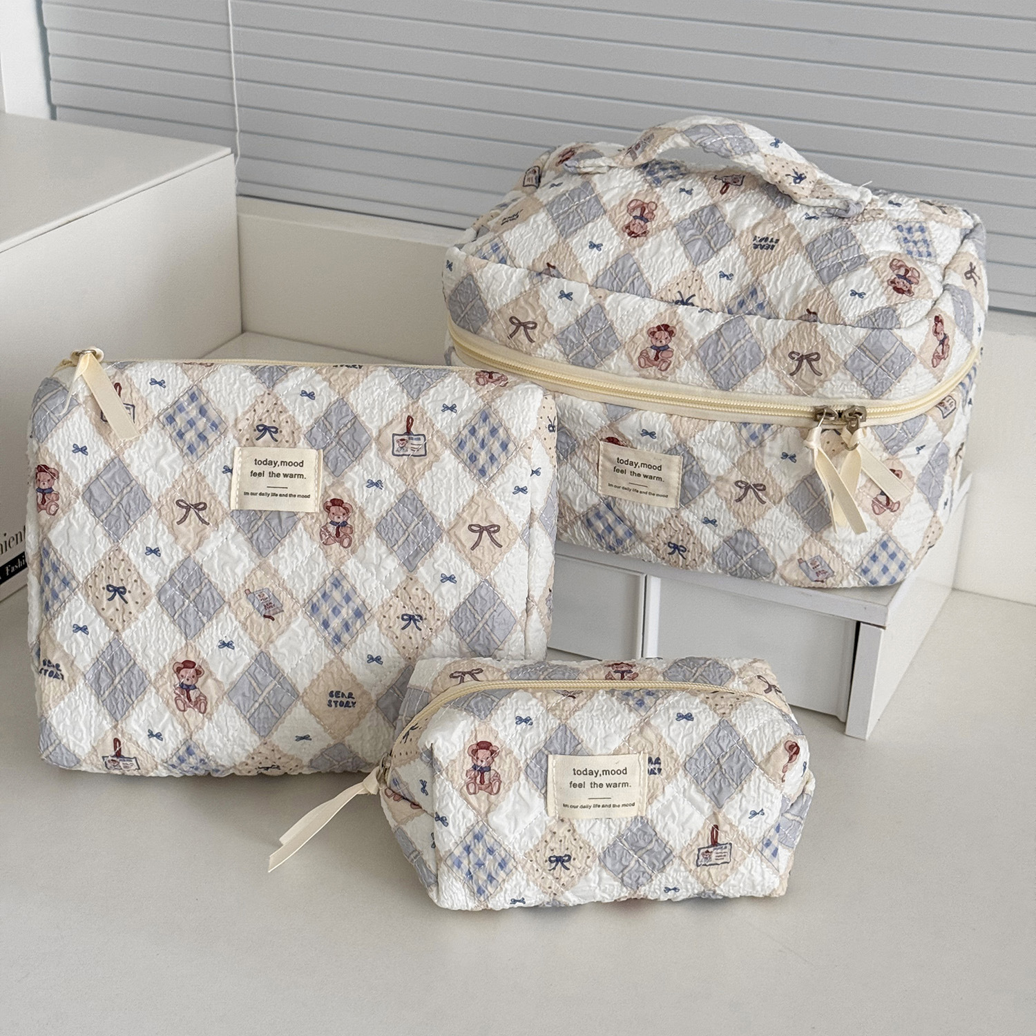 Cartoon handheld cosmetic bag with diamond pattern for traveling