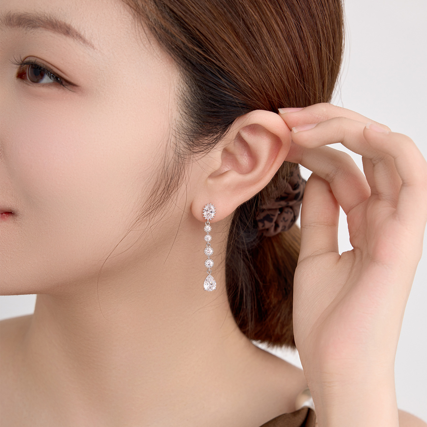 Xuping diseño de moda ligero de lujo largo goteo de aretes de brillo aleación de cobre chapado blanco delicado temperamento aretes al por mayor
