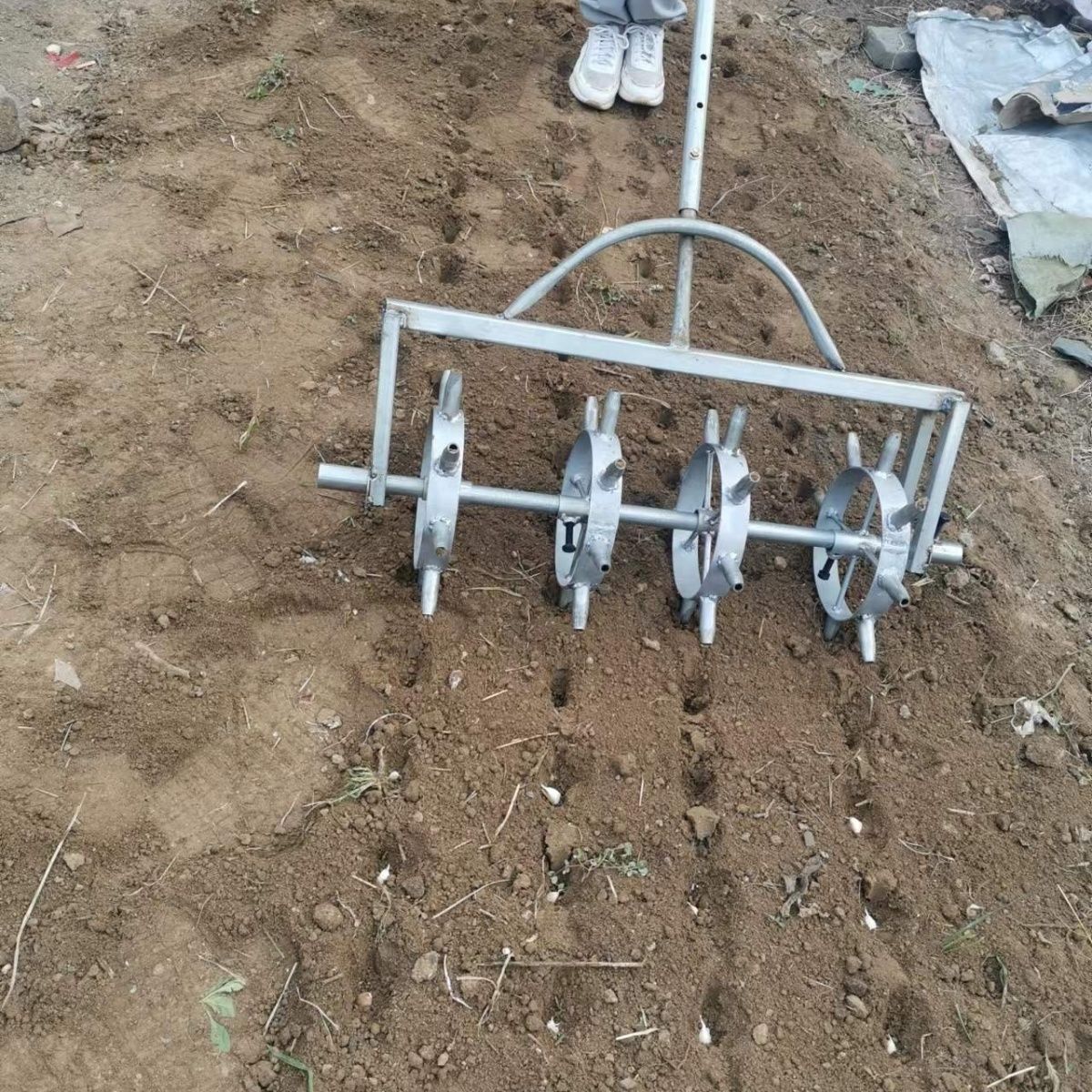Automatic agricultural hole puncher for growing plants