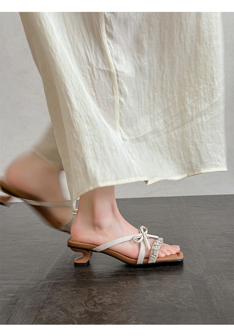 Sandal cao gót nữ mũi vuông đính đá pha lê, quai ngang nơ bướm, gót 9 cm — màu đen, Rượu vang đỏ, màu trắng ngà chi tiết 9