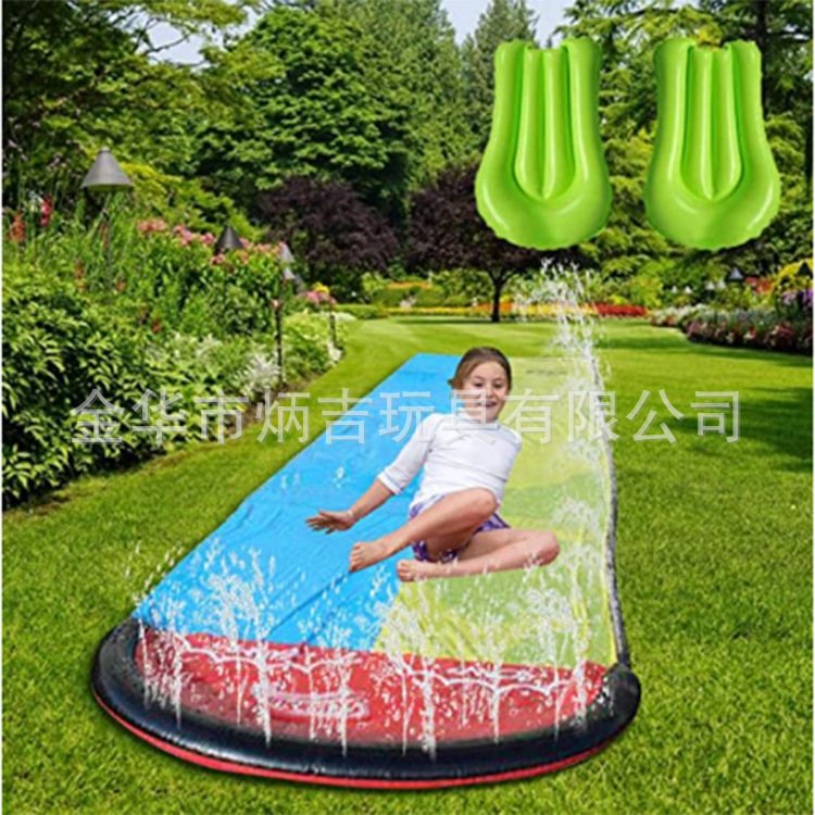 子供の二人の空気入れる滑走路の花園は水の滑走路のゲームの競技のおもちゃの空気入れる噴水の滑走路を遊びます。
