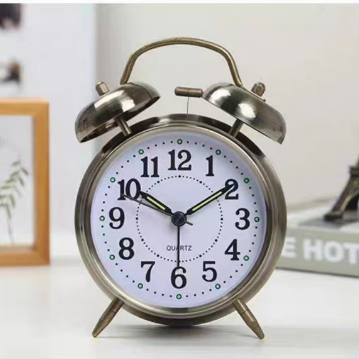 Venta directa de fábrica reloj de alarma de bronce se puede utilizar para la decoración del hogar, pequeño despertador retro luminoso disponible para los estudiantes