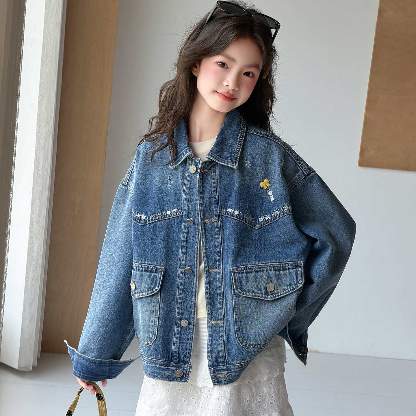 Girls' Unique Embroidered Jacket, Fall 2026 New Style, Mid-to-Large Children's Denim Jacket, Korean Retro Large Pocket Denim Coat