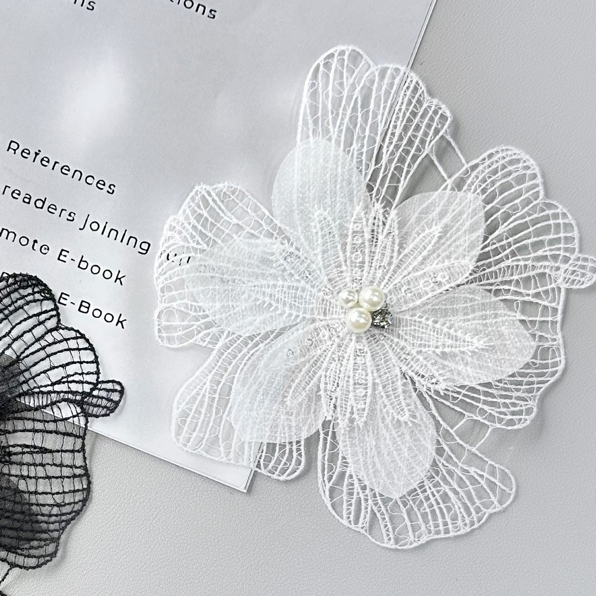 Flores tridimensionales clavos de perlas encaje ropa de niños vestidos flores decorativas bordadas a mano encaje material de tocado para el cabello image 7
