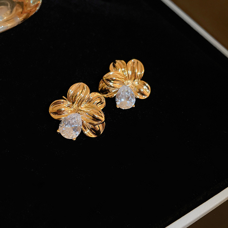 Retro Flower Alloy Plating Inlay Artificial Pearls Women's Ear Studs display picture 6