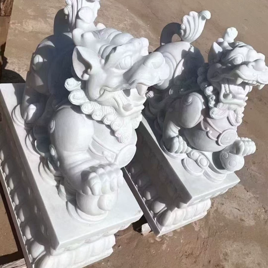 Резьба по камню украшает внутренний двор у входа в отель