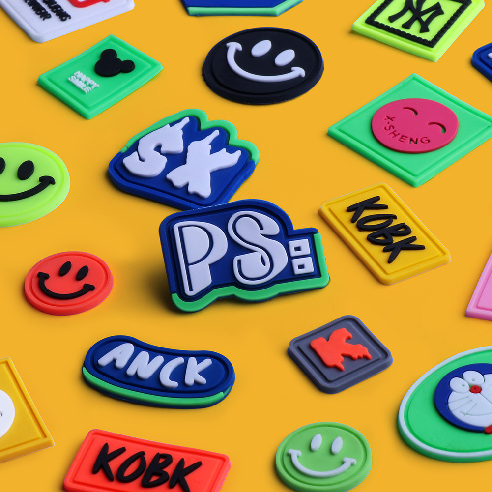 橡胶鞋帽标签 服装软胶商标 户外用品反光PVC胶章 箱包宠物滴塑标