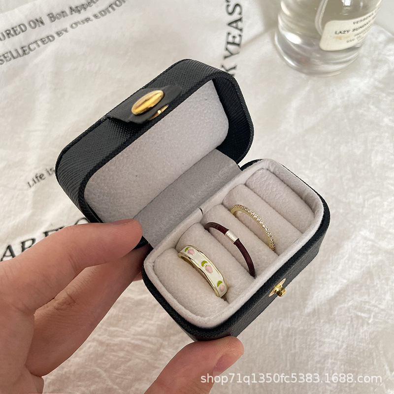 Mini caja de joyería de bloque de tofu blanco y negro portátil de tamaño pequeño anillo portátil simple caja de joyería diaria