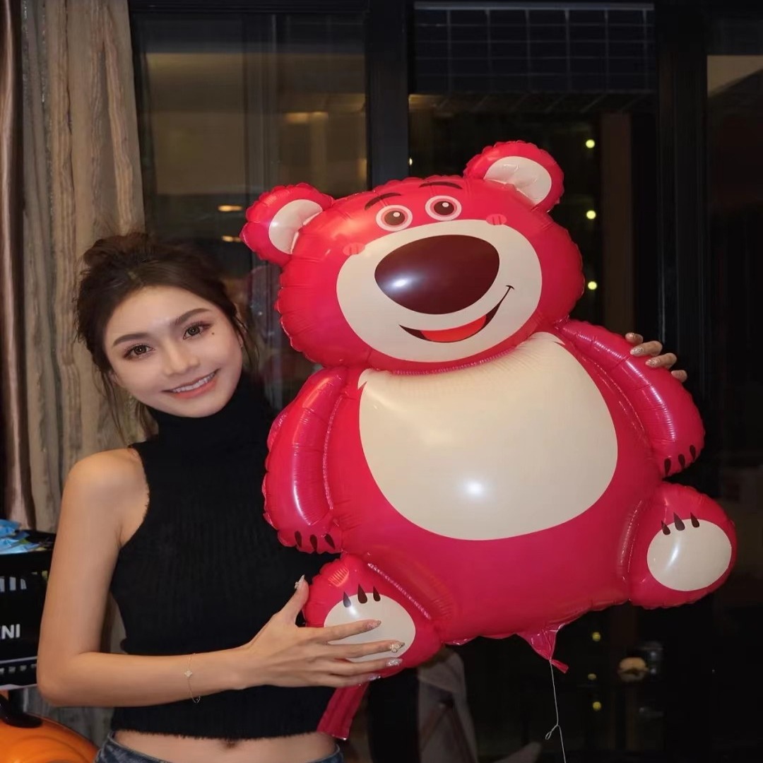 Hobbyist cartoon strawberry bear aluminum foil floating air balloon animal hugging bear children's birthday gift toy decoration wholesale