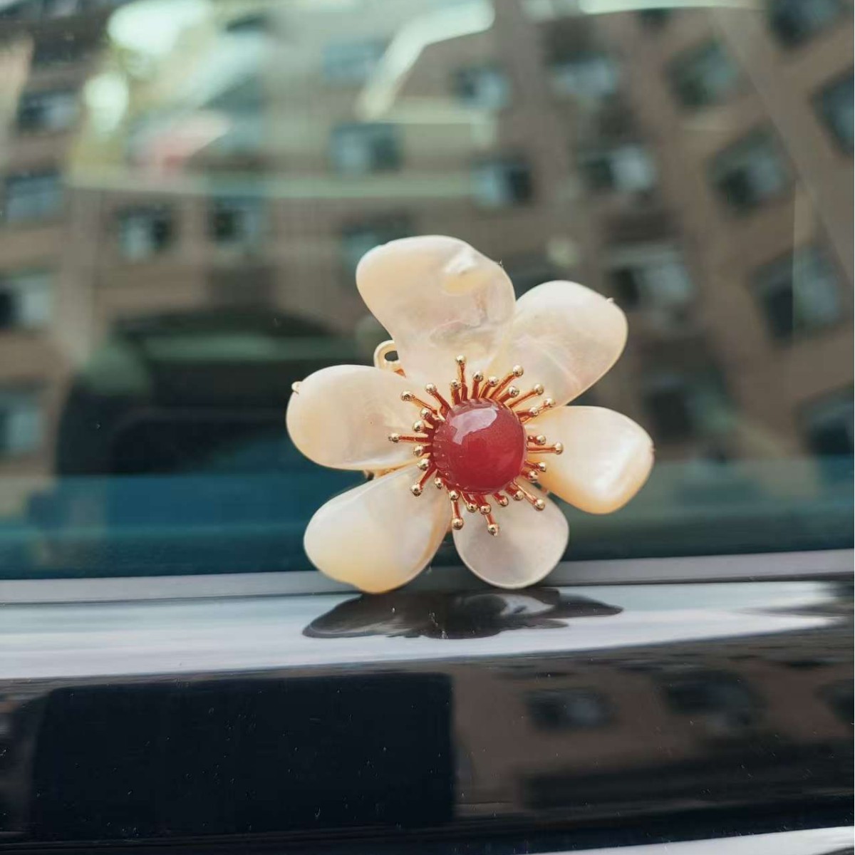 French Retro Mid-Century Style Horseshoe Shell Red Agate Flower Brooch for Women, Light Luxury Design with a High-End Feel, Jelly