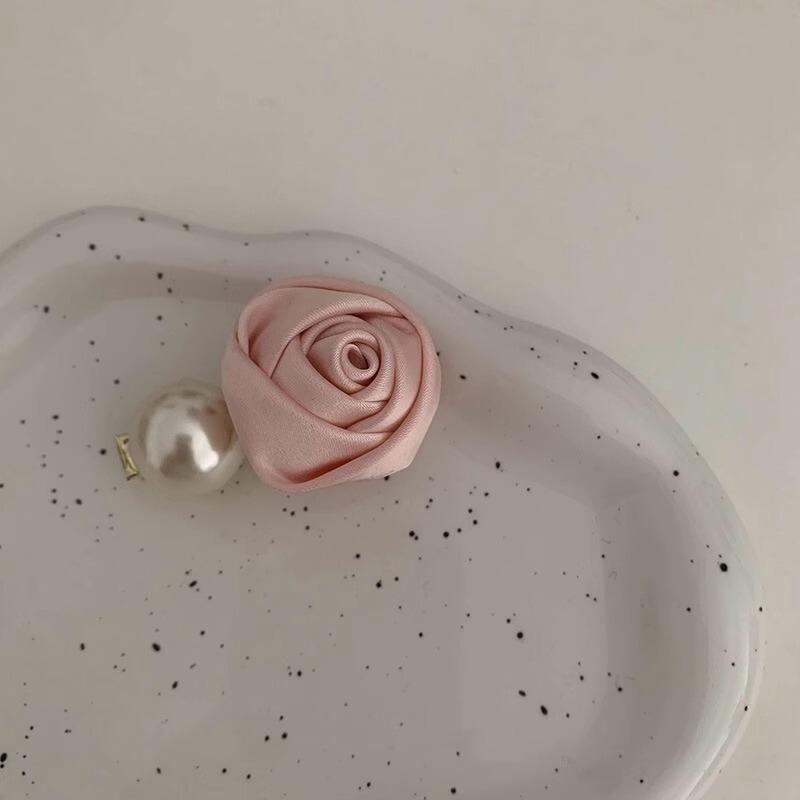 乾燥したバラはフランスの花を挟んで髪を挟みます。|undefined