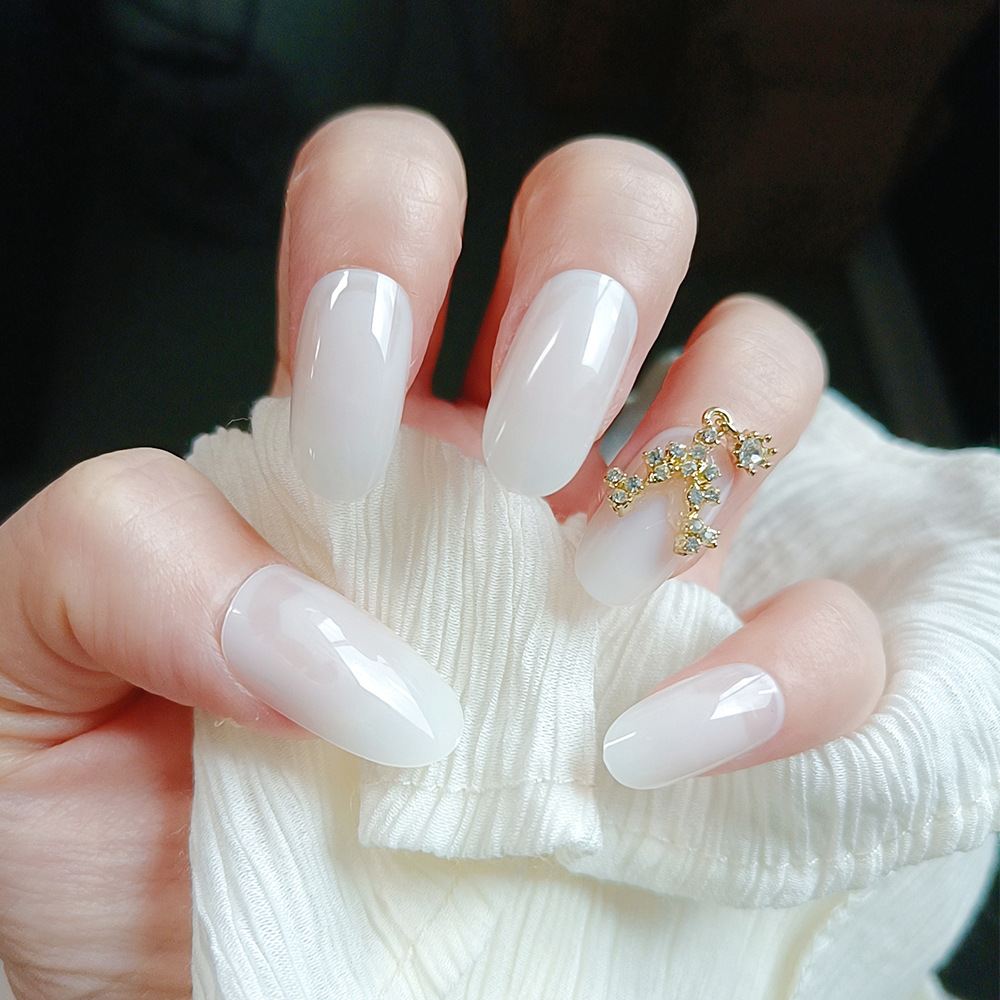 Blanco leche de color sólido perforación para usar uñas de alta calidad, exquisita y lujosa manicure 24 piezas de parche de uñas terminado