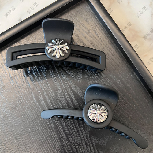 Japanese trendy brand Crocodile black retro cross hair clip, niche personality leather BB clip fringe hair accessory for women