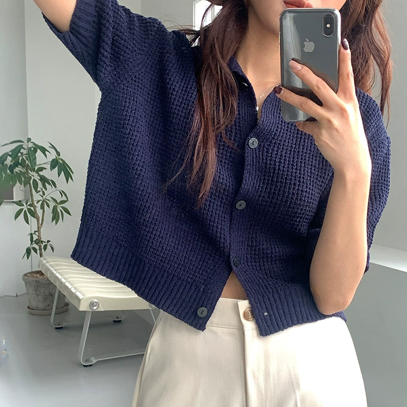 Кардиган-свитер с изогнутыми бусинами и тяжелыми драпированными лацканами можно носить летом, классный однотонный свитер с короткими рукавами.