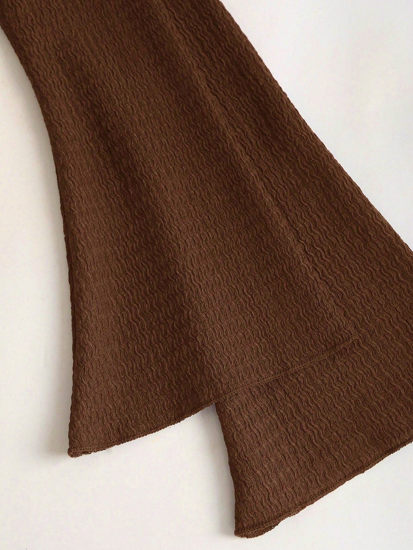 Robe midi ajustée avec col montant et boucle de ceinture_voghion.com