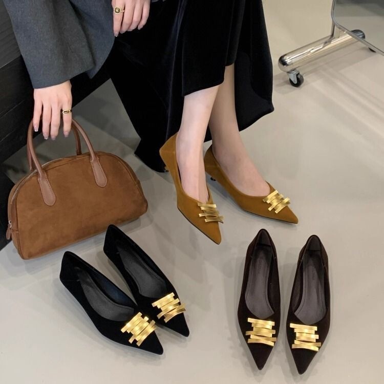 Retro-style pointed-toe metal buckle shoes, new French-style shallow gold velvet stiletto high heels for women, Fall 2026 collection Retro-style pointed-toe metal buckle shoes, new French-style shallow gold velvet stiletto high heels for women, Fall 2026 collection