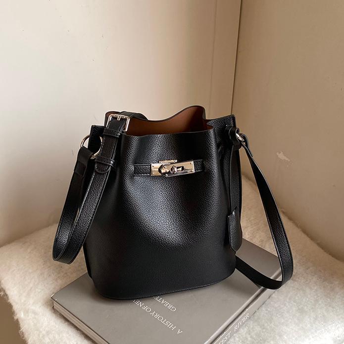 Bolsa de balde de invierno para mujeres, nuevo tipo de bolso de transporte público, bolso retro de hombro único, bolso de brazo de alta calidad, bolso de mujer casual