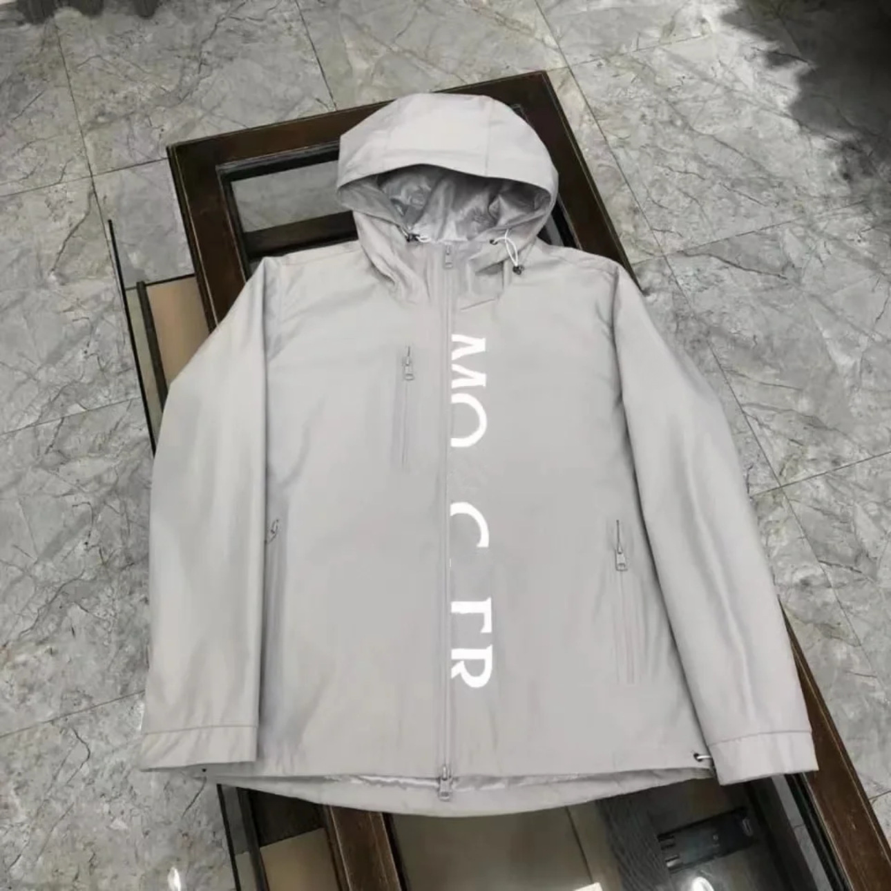회색