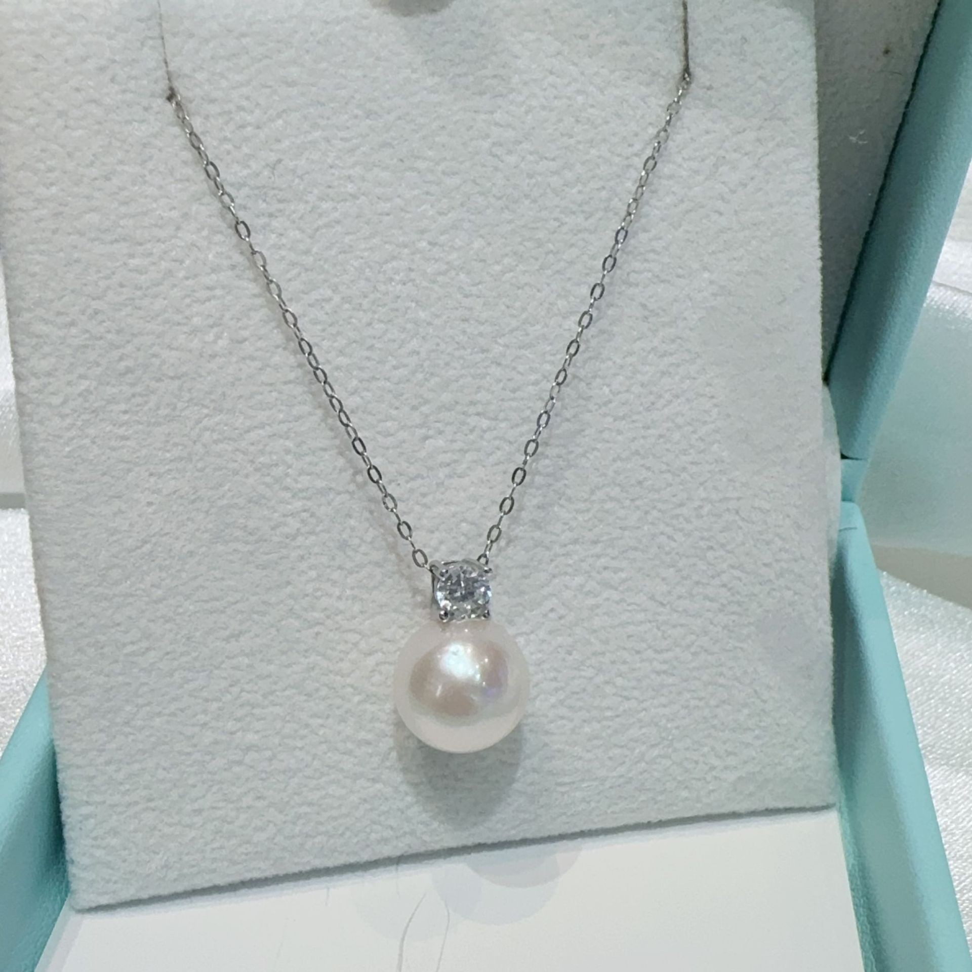 classic pendant pearl