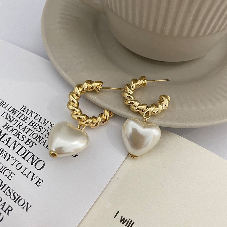 ABN Korean-style minimalist twisted pearl heart earrings, French-style, lightweight luxury, niche design, exuding a sophisticated and elegant aura