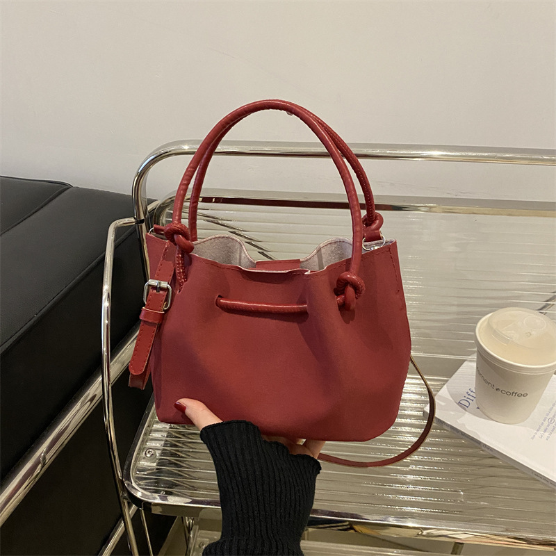 Bolso retro de invierno para mujeres 2024 nuevo diseño de nicho de estilo extranjero bolso de hombro de moda simple bolso de hombro
