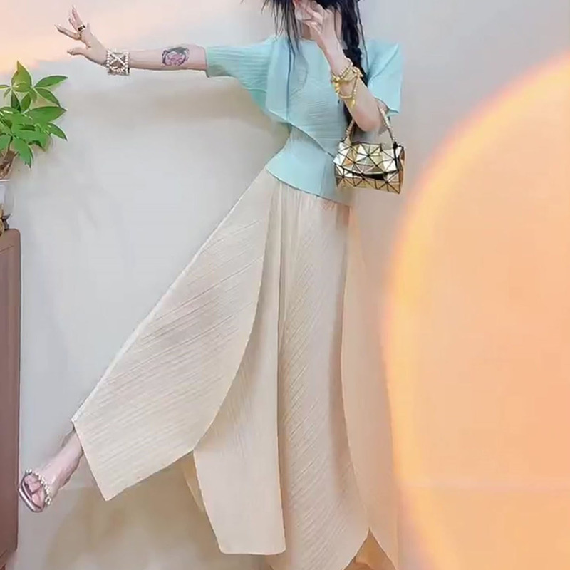 Simple Solid Color Outfit, a Complete Set of New Summer Styles, Cyan Waist-Cinching Short-Sleeved Top, Apricot Pleated Skirt Set