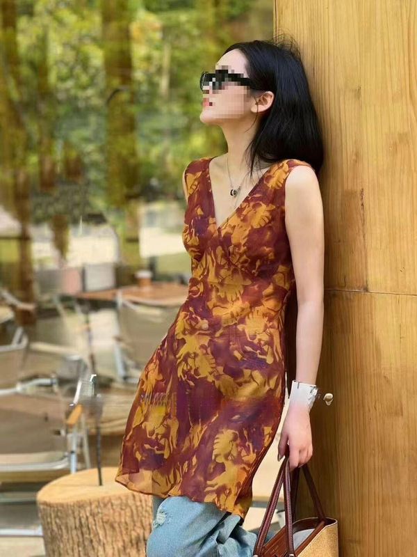 Designer Niche European Station 2024 Summer New Retro Waist Slimming Look Sleeveless Mid-Length Shirt