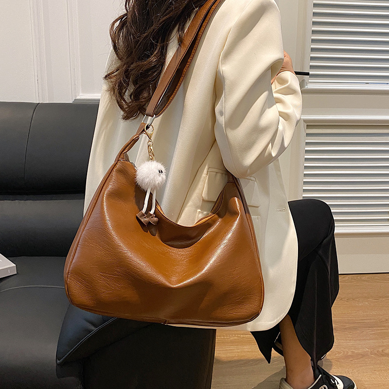 Bolsos de mujer de gran capacidad de invierno 2023 nuevo estilo urbano simple popular bolso de mensajero bolso de hombro de moda al por mayor