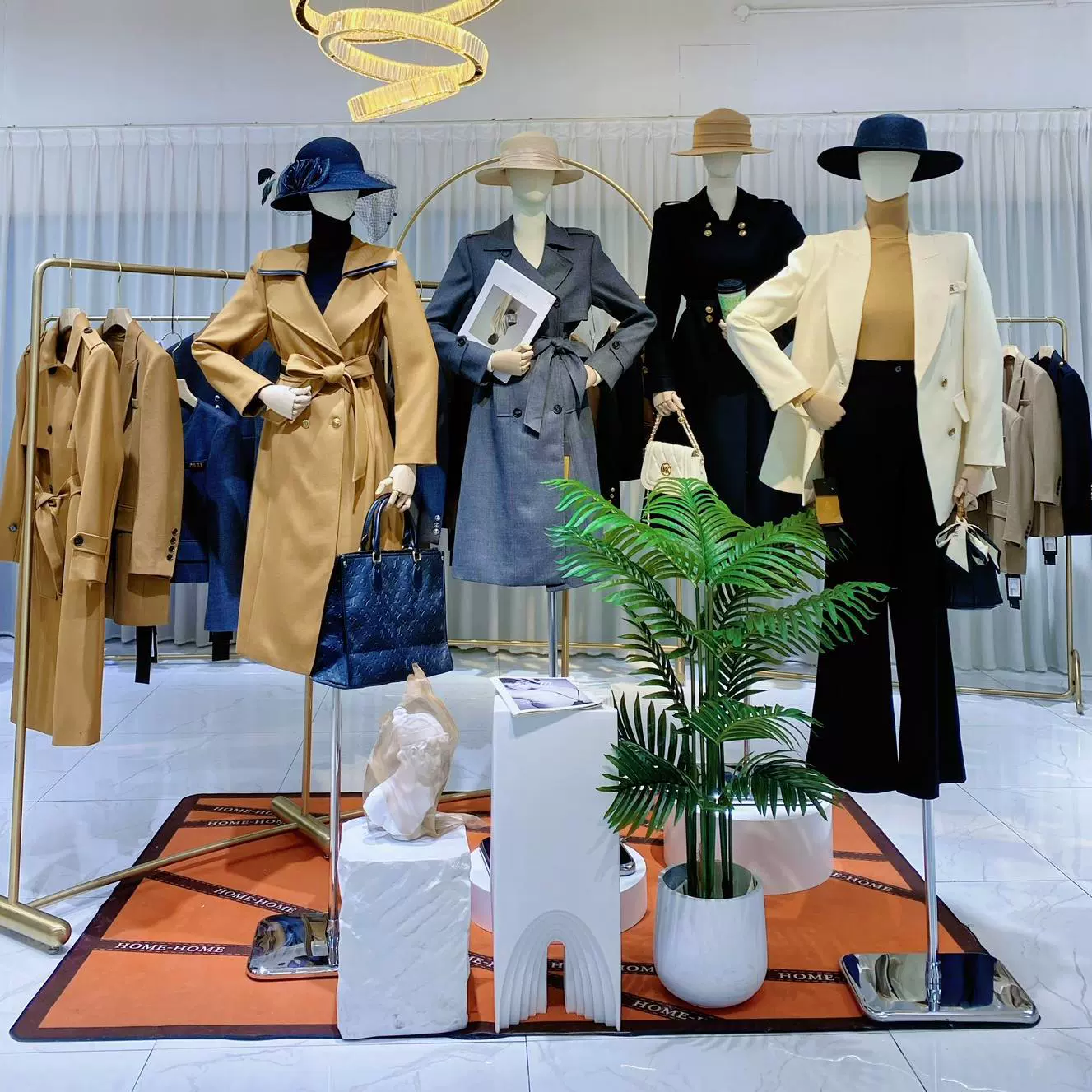 Высококачественная дизайнерская брендовая одежда для женщин: уникальные модели, аутентичные бренды, распродажа со скидкой, смешанные стили, готовые к носке.