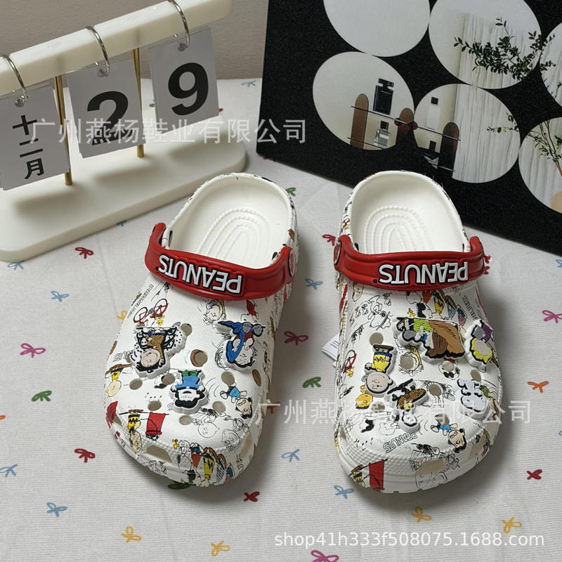 New Snoopy Parent-Child Cartoon Clogs, Cute and Lightweight Beach Sandals for Boys and Girls, Non-Slip and Breathable Slippers New Snoopy Parent-Child Cartoon Clogs, Cute and Lightweight Beach Sandals for Boys and Girls, Non-Slip and Breathable Slippers