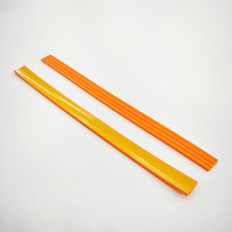 荷物保護カバー、騒音低減、耐摩耗性、厚みのあるシリコンタイヤカバー、粘着性の裏地付きスーツケースホイール保護カバー