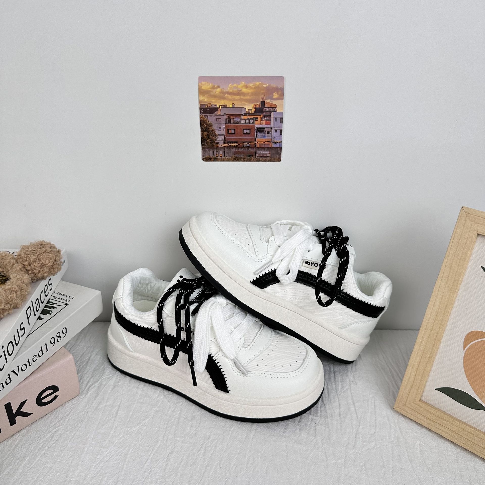 Zapatos de suela gruesa de larga onda para mujeres 2025, nuevos zapatos de moda, zapatos de pan de nicho, zapatos blancos de verano, zapatos de skate casuales