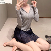 刻进DNA的穿搭 早秋清纯女大指南 / 羊毛连帽毛衣+棉麻格裙