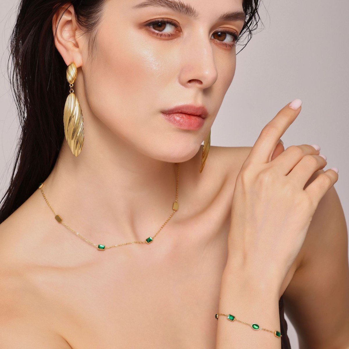 Zircón de acero inoxidable incrustado a mano collar de zircón esmeralda pulsera en un conjunto de estilo de nicho hermoso