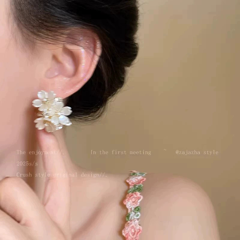 2026 viento falso sensación de atmósfera super inmortal pendientes de flores de malla temperamento suave de chiffon para mujeres pendientes
