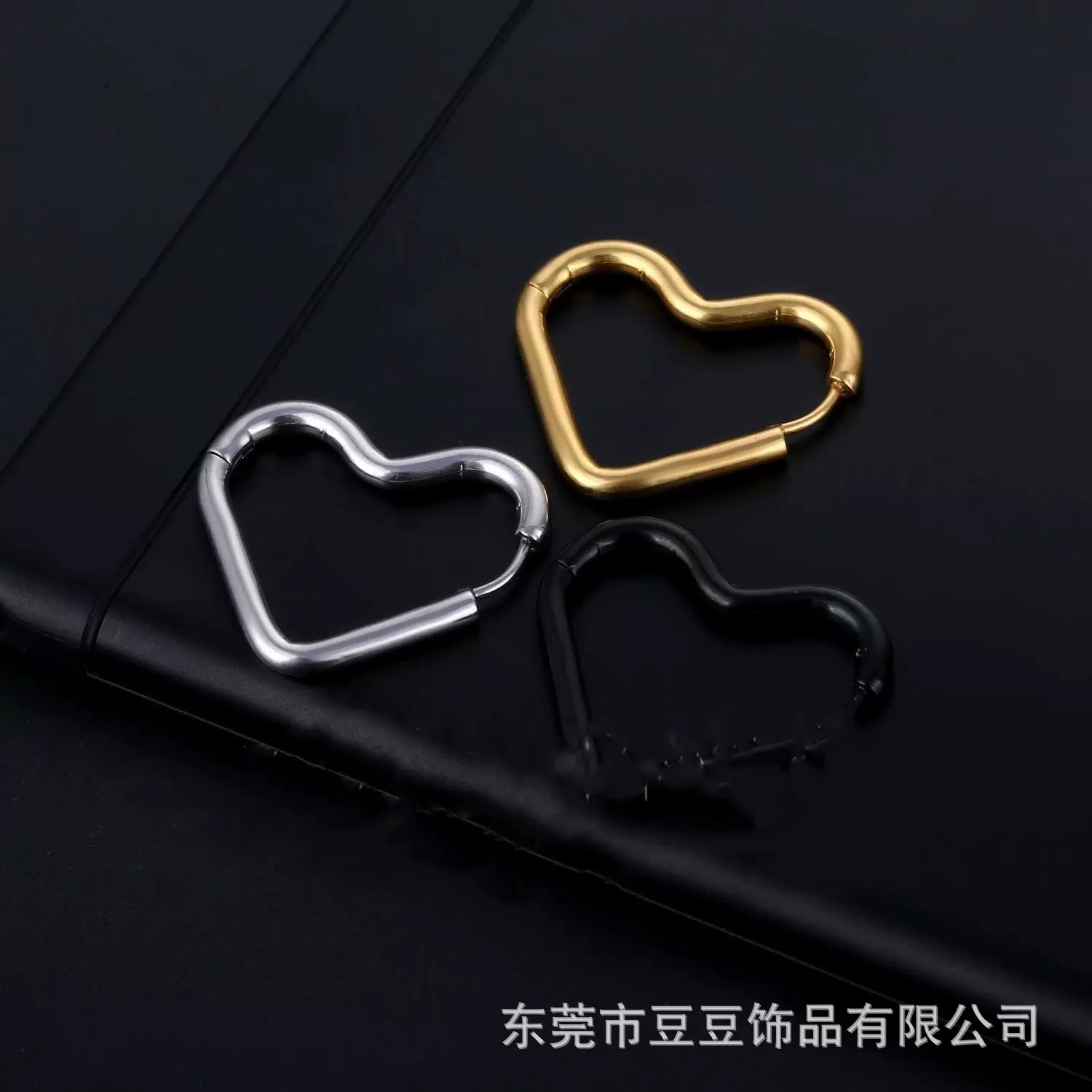 爱心耳环女2024年新款潮耳饰小众设计高级感简约耳钉女生爱心耳饰