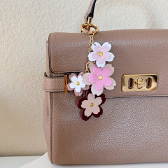 現物の皮質の桜のキーホルダーの少女の心の花の掛け物の高級感の皮革の包みはファッションのフリンジアクセサリーを飾ります。