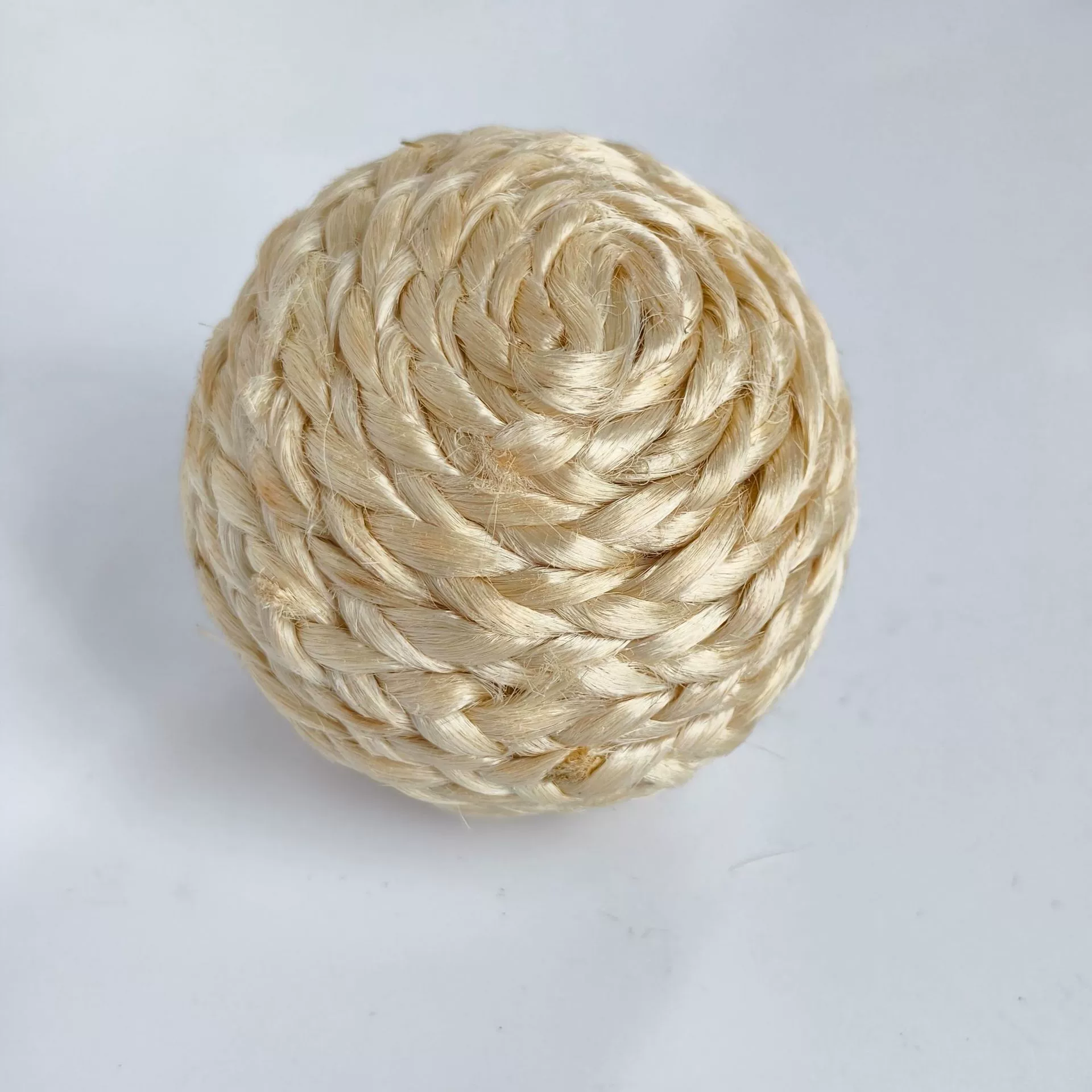 Настроить | Трансграничные игрушки для домашних животных, хомяк, кролик, птица, кошка и собака, жевательные и шлифовальные декоративные трехпрядные плетеные каннабисные веревочные шарики