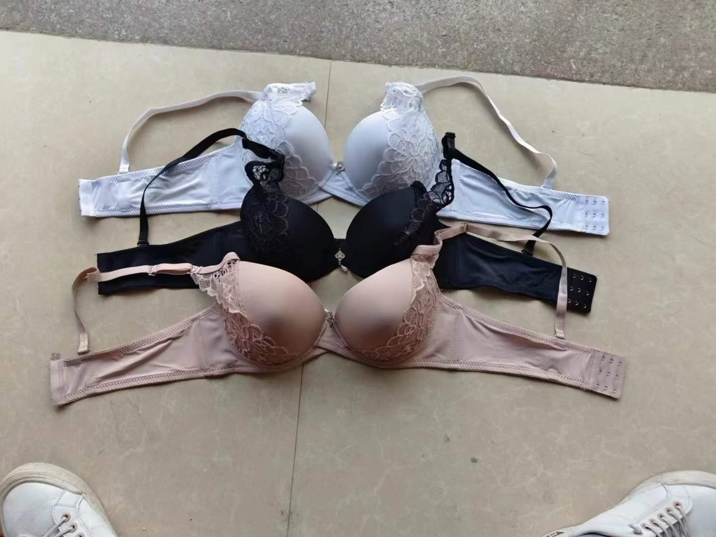 Comercio exterior nueva ropa interior de mujer soltera extranjera europea y americana sujetador de encaje cómodo con anillo de acero sujetador de esponja gruesa fábrica al por mayor