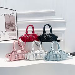 ギャル風ファッションハンドバッグ女性2025新型洋気純色機関車バッグの質感が流行しています。