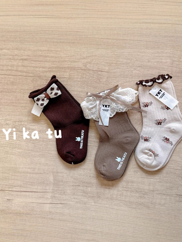 Yikatu伊卡兔儿童袜子批发2025秋款新款咖色小花花边童袜|undefined