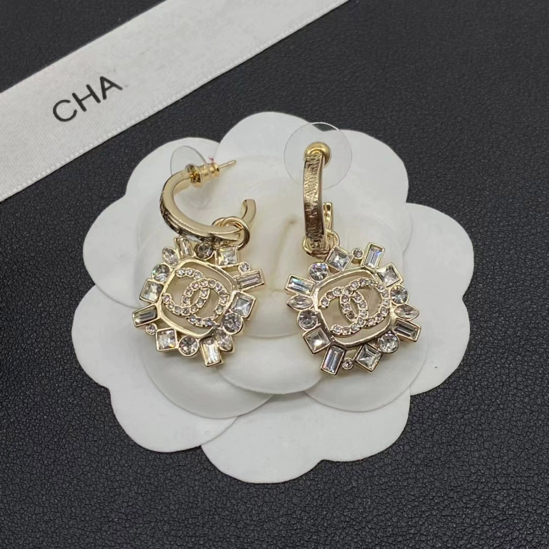 Белые квадратные серьги, стиль Chanel, 23 года, стиль лёгкой роскоши
