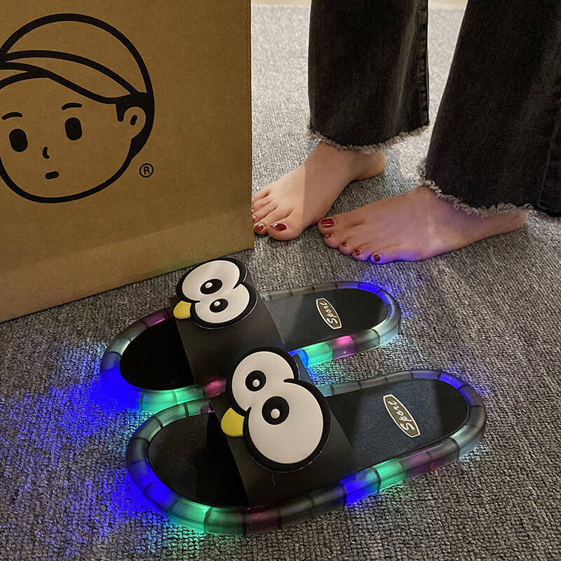 Trendy and funny glowing outdoor couple's fashion popular summer soft cute big-eyed 2026 summer luminous sandals