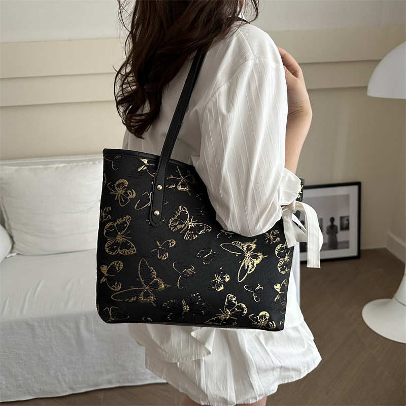 Nueva primavera y verano, nueva bolsa china de gran capacidad, estilo nacional de mariposa bordada bolsa de cubo, bolsa de hombro casual versátil.