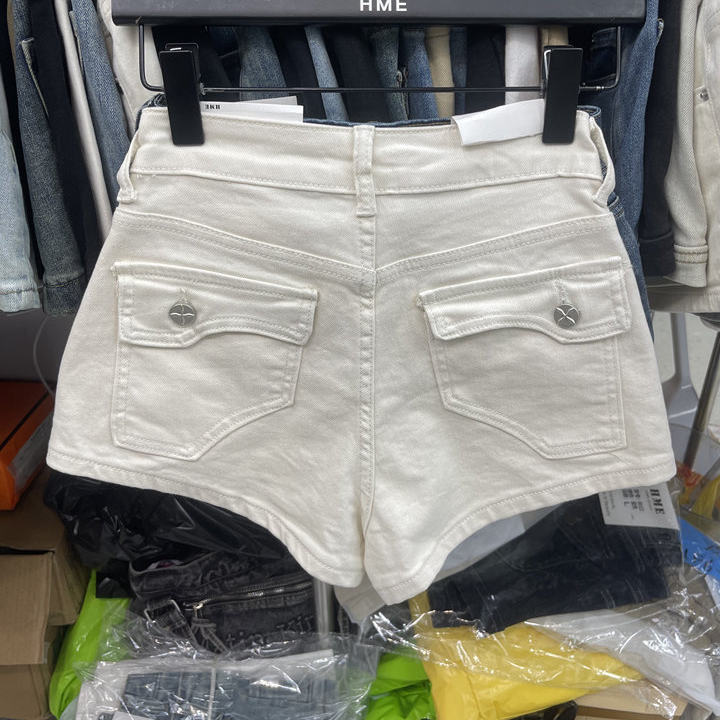 White Minimalist Denim Shorts 2026 Summer High-Waisted Wide-Leg Style, Refreshing and Versatile Basic Hot Pants for Petite Figures White Minimalist Denim Shorts 2026 Summer High-Waisted Wide-Leg Style, Refreshing and Versatile Basic Hot Pants for Petite Figures
