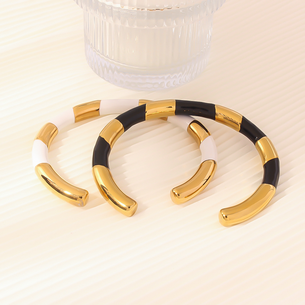 Lujo ligero, temperamento de alta calidad, pulsera de acero de titanio, apertura, diseño de nicho, sentido de alta calidad, joyería de aceite de gota de oro en blanco y negro