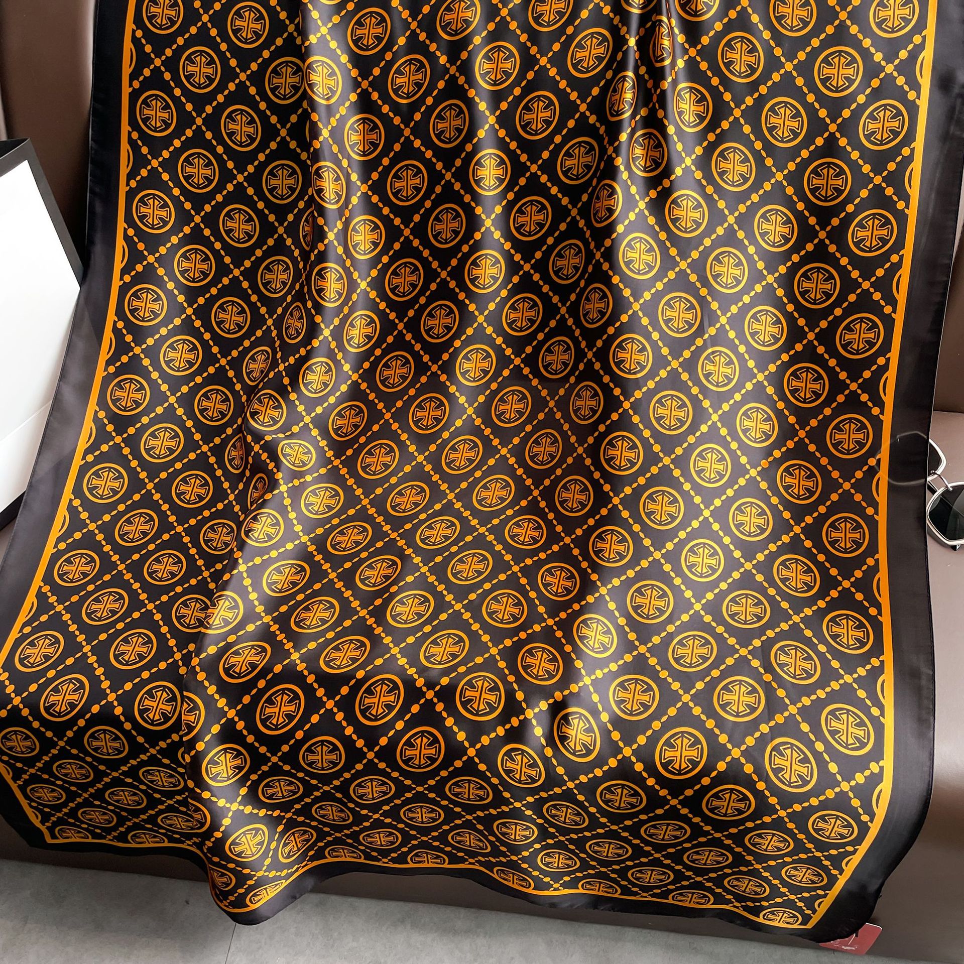 Toalla de playa de bufanda de seda artificial de moda europea y americana para mujer primavera y verano bufanda grande ligera versátil chal de aire acondicionado de doble uso