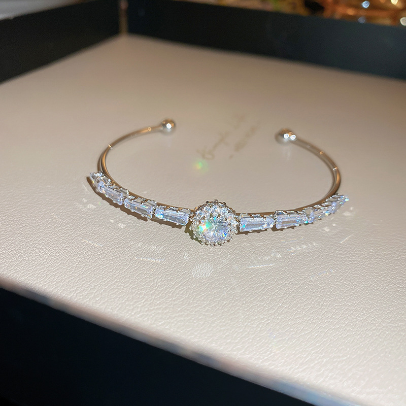 Estilo de lujo ligero diamante-incrustado ZIRCON redondo geométrico pulsera abierta personalidad de moda exquisito temperamento pulsera de alto grado para las mujeres