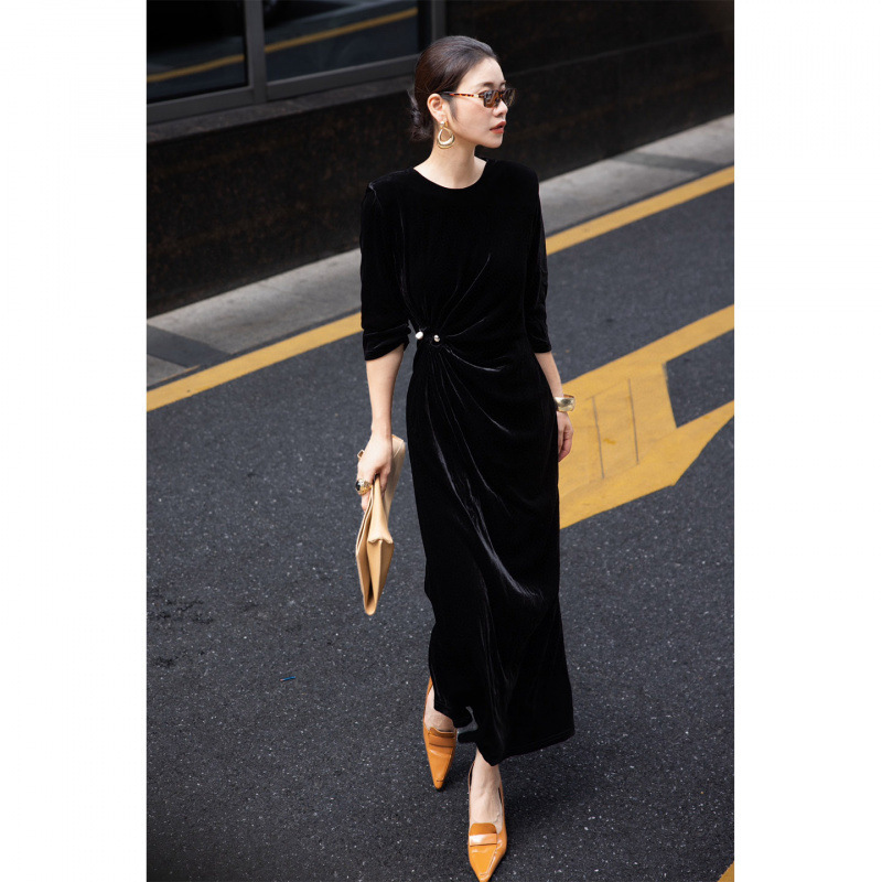 2025 New Autumn and Winter French Elegant Pleated Waist Slimming Look Black Silk Velvet Long Skirt Dress Goddess Style